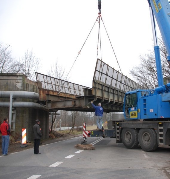 Po zdemontowaniu starego mostu kolejowego drogę przy wjeździe do Ozimka będzie można poszerzyć.