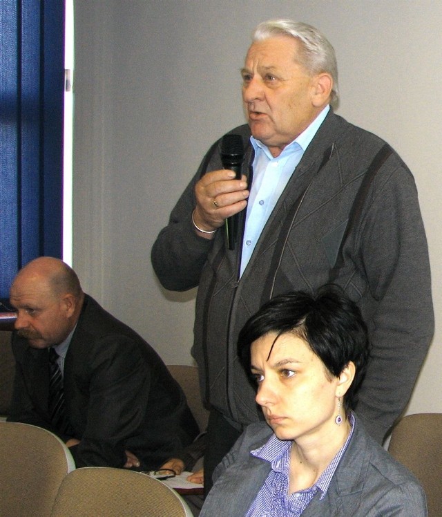Maciej Kluczyński na sesji prosił o to, aby gmina wykupiła od niego drogi, po których jeżdżą mieszkańcy