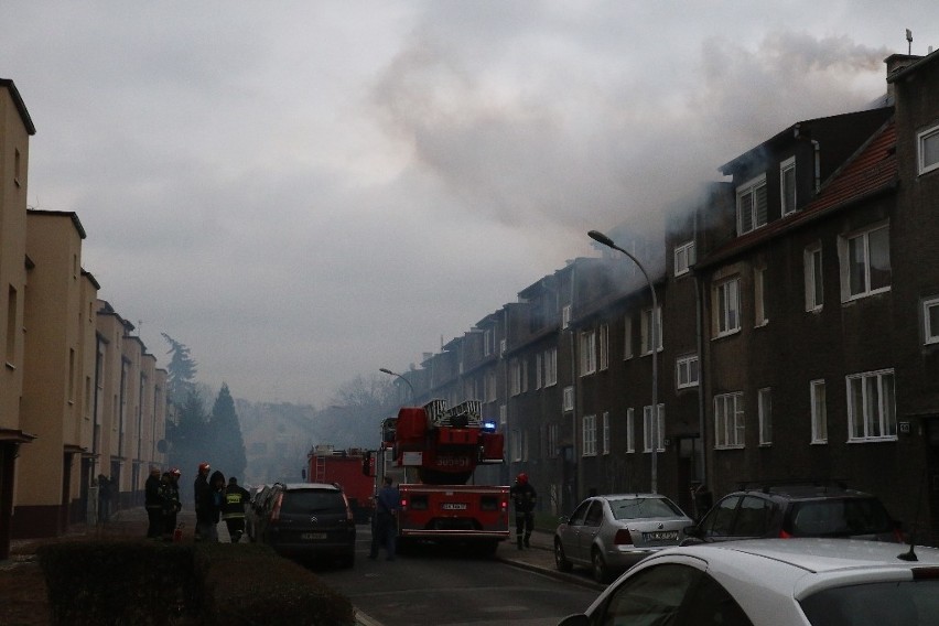 Pożar we Wrocławiu. Cała ulica tonie w dymie. Ludzie uciekają z domów