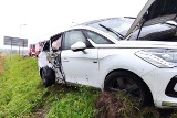 Groźny wypadek na starej "6" w miejscowości Karwin. Auto uderzyło w słup [ZDJĘCIA]