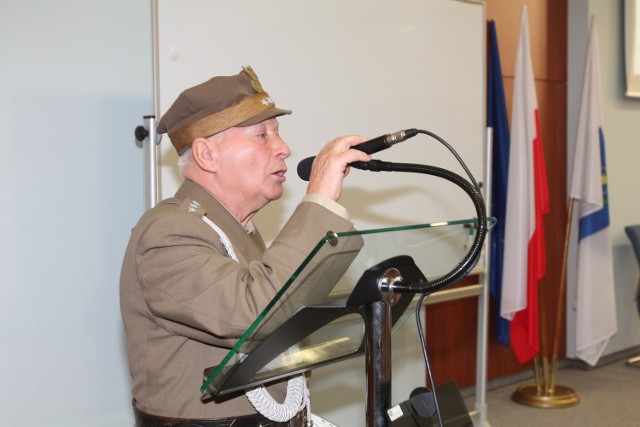 Nad kapitanem Jerzym Widejką zbierają się czarne chmury. Chcą mu odebrać medal od prezydenta