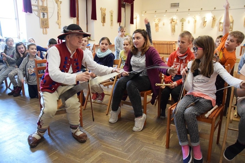 Jacenty Ignatowicz podczas półkolonii zimowych w Domu...