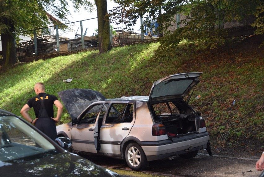 Stargard. Pożar samochodu osobowego na ulicy Dworcowej 