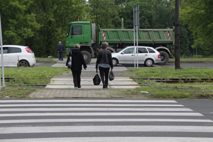 Feralne przejście przez trzypasmową al. Kołłątaja cieszy się...