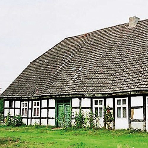 Charakterystyczny dla regionu pomorskiego dom szachulcowy z XVIII wieku w Słowinie, wykorzystywany obecnie w agroturystyce.