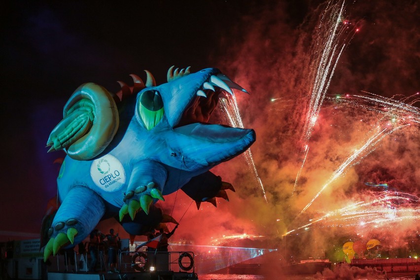 Parada Smoków Kraków 2016. Nocny pokaz w zakolu Wisły pod...