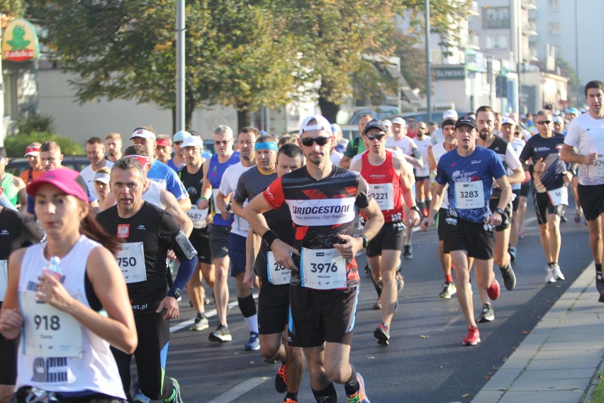 Zdjęcia z maratonu w Poznaniu 2018 - biegacze na pierwszym...