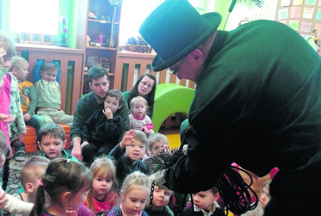 W Jeżykowym Przedszkolu w Białymstoku normalną praktyką są odwiedziny przedstawicieli różnych zawodów, którzy opowiadają dzieciom, jak od marzeń o jakiejś profesji przejść do ich spełnienia