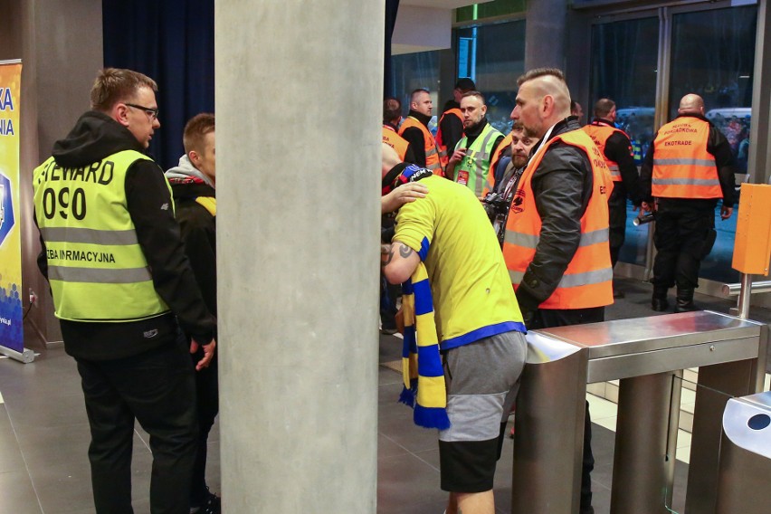 Kibice Arki Gdynia chcieli dostać się do piłkarzy żółto-niebieskich. Sytuację uspokoiła interwencja policji [ZDJĘCIA]