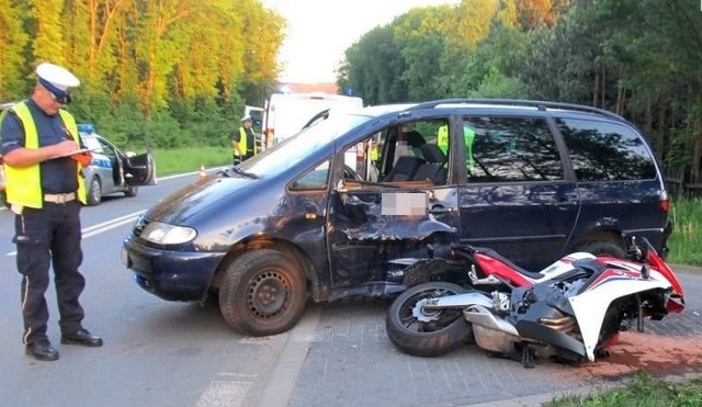 Rybniccy policjanci wyjaśniają okoliczności wczorajszego wypadku drogowego, do którego doszło na ulicy Tkoczów. Po zderzeniu motocykla z samochodem osobowym, do szpitala został przetransportowany kierujący jednośladem oraz pasażerka.