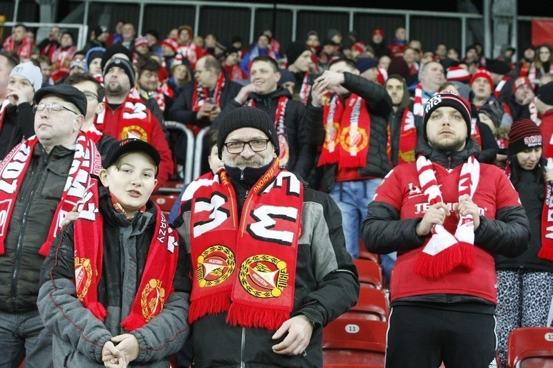 Piłkarscy kibice na stadionach.  Fani Widzewa z najlepszą frekwencją w Polsce