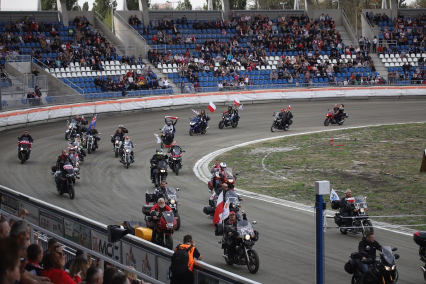 Kibice wracają na trybuny stadionu Orła Łódź przy ul. 6...