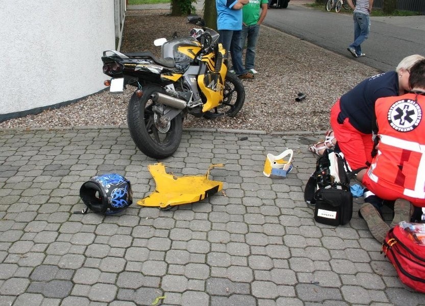 Opel astra zderzył się z motocyklem. 17- latek nie żyje