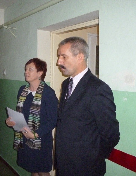 Na przekazaniu mieszkań podpiecznym Domu Dziecka byli obecni  starosta Dorota Gromowska i burmistrz Tadeusz Kowalski