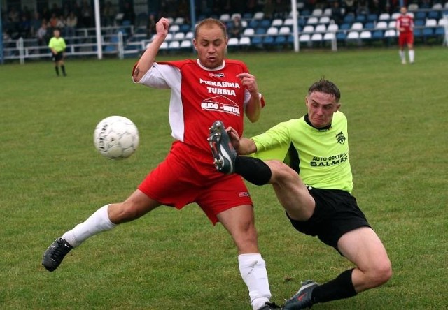 Piłkarze LZS Turbia (z lewej Krzysztof Dziadura) pokonali na własnym boisku Wisłok Wiśniowa 2:1.