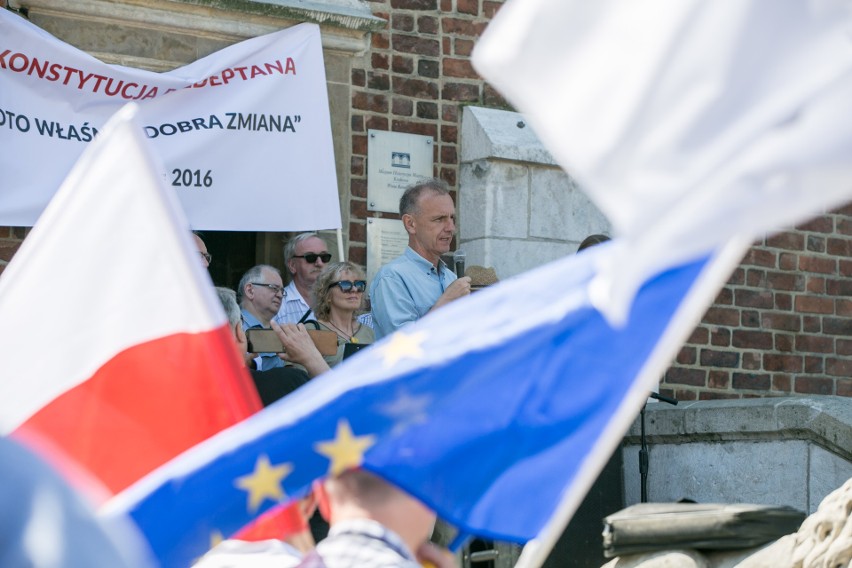 Kraków. Skromna manifestacja KOD na Rynku Głównym [ZDJĘCIA]