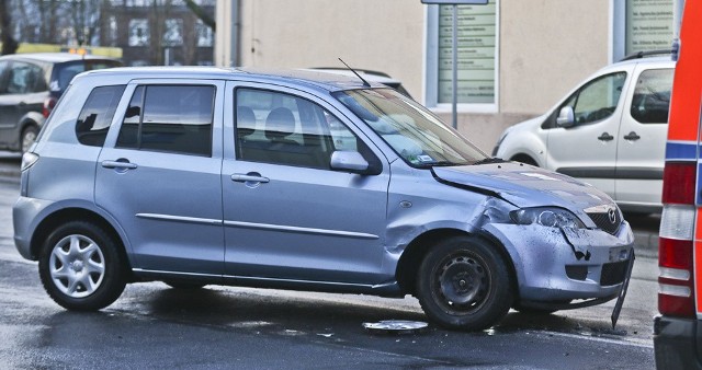 Do wypadku doszło w środę 3 stycznia na ul. Wyspiańskiego. Zderzyły się dwie mazdy. Kierująca jednym z samochodów została przewieziona do szpitala. Na ulicy były utrudnienia w ruchu.Do zderzenia dwóch mazd doszło po godz. 14.00. Kierująca mazdą 6 jechała ul. Wyspiańskiego w kierunku basenu. Była na prawym pasie. W pewnym momencie zmieniała pas na lewy i wtedy uderzyła w jadącą tym pasem mazdę 2. Samochód po zderzeniu zablokował lewy pas w kierunku basenu i lewy pas w kierunku wiaduktu.Na miejsce przyjechała karetka pogotowia ratunkowego i zielonogórska drogówka. Jedna z kierujących została zabrana do szpitala na badania. Na ul. Wyspiańskiego były przez pewien czas utrudnienia w ruchu.Zobacz też wideo: Wypadek samochodowy w pobliżu Gorzowa Wielkopolskiego. Jedna osoba nie żyjePrzeczytaj też:  Wypadek w Zielonej Górze. Zderzenie trzech aut. Jedna osoba ranna