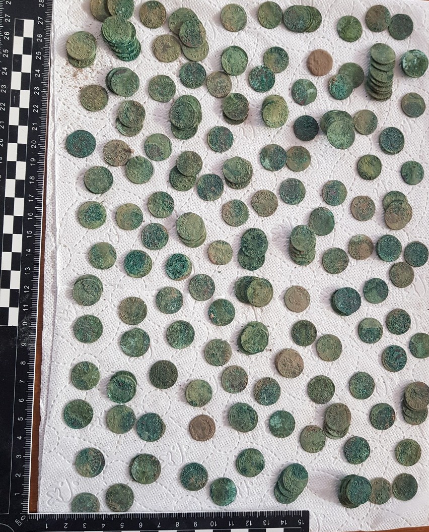 Monety z XVII wieku w ceramicznym dzbanku. Nietypowe znalezisko w województwie lubelskim [ZDJĘCIA]