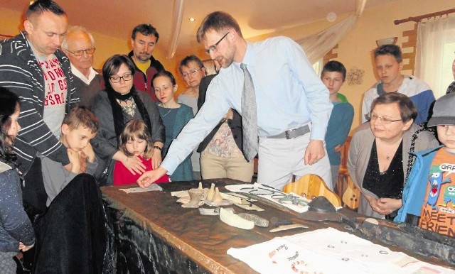 Mieszkańcy Modlnicy podczas spotkania z archeologami oglądali narzędzia i ozdoby używane przed tysiącami lat