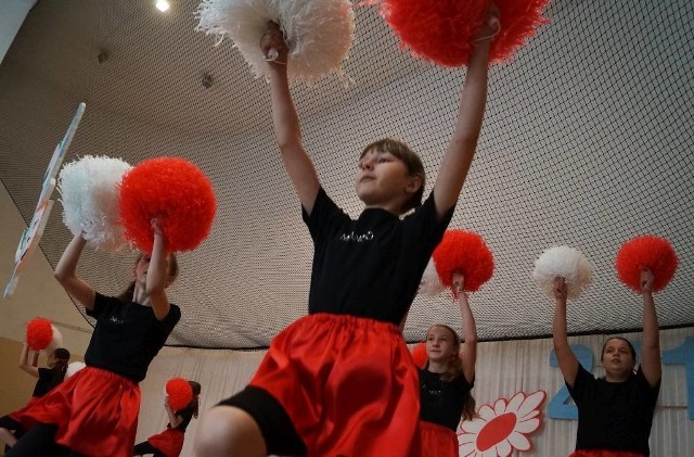 Już po raz trzydziesty zorganizowano w Złotnikach Kujawskich Powiatowy Harcerski Festiwal Zespołów Artystycznych "HARFA". W jubileuszowej imprezie, która odbyła się w gościnnych progach Gimnazjum im. Karola Urbańskiego wystąpili soliści i zespoły, czyli uczniowie szkół podstawowych, gimnazjów oraz dzieci i młodzież reprezentująca ośrodki kultury w regionie. Młodzi wykonawcy śpiewali i tańczyli. Odbyły się 42 prezentacje. Na scenie pojawiło się ogółem ponad 200 wykonawców. Podkreślić warto, że w trakcie festiwalu specjalnymi statuetkami wyróżniono osoby i instytucje od wielu lat (niektóre od samego początku) wspierające i pomagające w organizacji imprezy.XXX "HARFA" zorganizowana została przez: Gimnazjum im. Karola Urbańskiego i Urząd Gminy w Złotnikach Kujawskich oraz Stowarzyszenie Przyjaciół Harcerstwa i Dzieci Specjalnej Troski. 