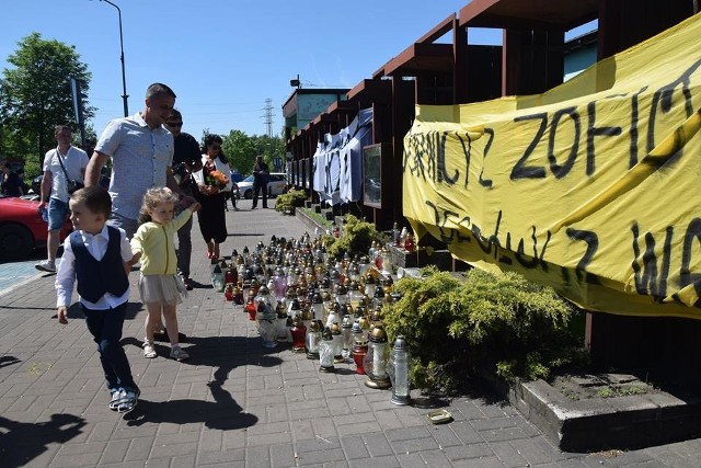 Trwają poszukiwania trzeciego górnika z Zofiówki. Mieszkańcy zapalają znicze