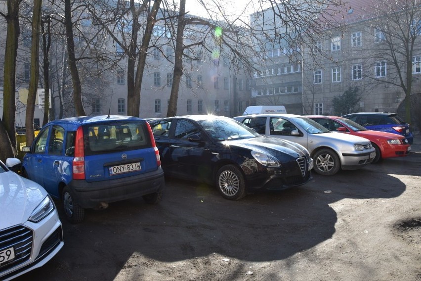 Tylko mieszkańcy zaparkują na podwórku w centrum                 