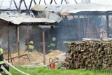 Pożar stodoły i chlewni w Kotorzu Małym. Spłonął kombajn, ranny został właściciel gospodarstwa 