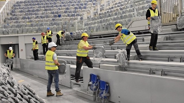 Dobiega końca montaż trybun teleskopowych w nowej hali sportowej Radomskiego Centrum Sportu przy ulicy Struga 63.Trybuny teleskopowe wykonała i montuje w nowej hali sportowej firma Nowy Styl. Zwiększą one pojemność hali przy ulicy Struga 63 o 1242 miejsca siedzące. Prace mają się zakończyć w przyszłym tygodniu.Przewidywany termin oddania hali sportowej do użytku to, lipiec tego roku. ZOBACZ ZDJĘCIA>>> 