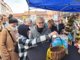 Jarmark wielkanocny w Gniewie. Stragany z ozdobami, konkurs na palmę, zabawy dla dzieci 