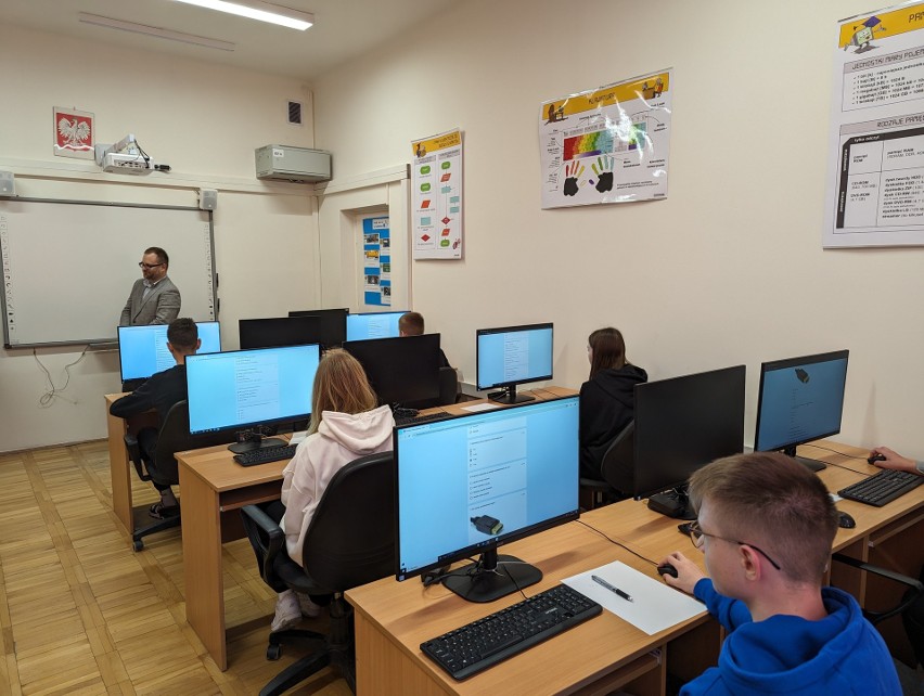 Powiatowy Konkurs Informatyczny o sztucznej inteligencji odbył się w Starachowicach. Oto zwycięzcy