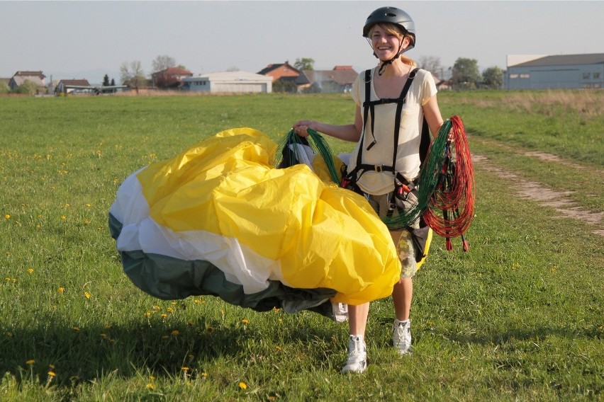 Prezent na Dzień Kobiet - lot paralotnią - pomysły na Dzień...