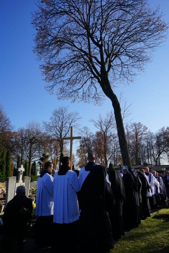 Ełk. Msza i procesja na cmentarzu w Uroczystość Wszystkich Świętych