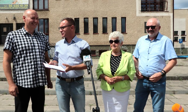 Poparcie dla wsparcia miejskich spółek kwotą 3,5 mln zł  zapowiedzieli radni (od lewej): Piotr Rohde, Łukasz Kowarowski, Helena Bagniewska i Wiesław Kozłowski