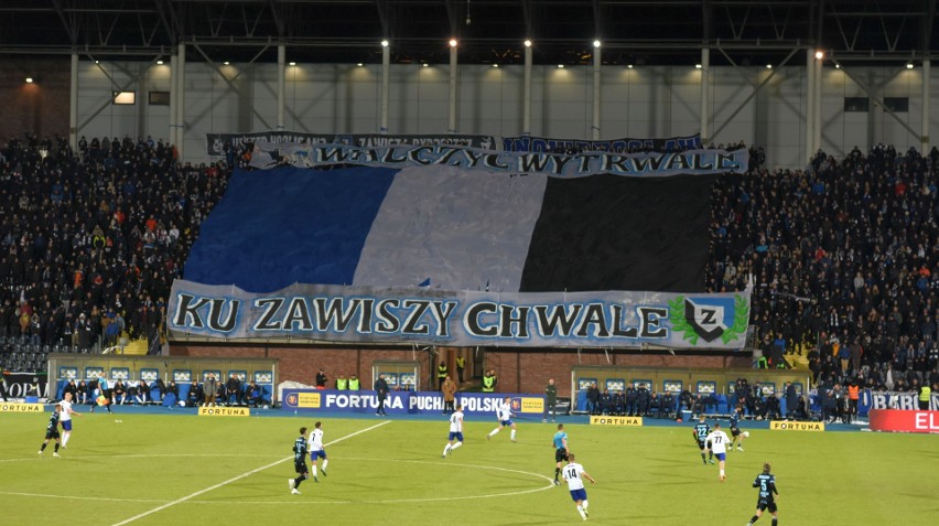 Kibice Zawiszy Bydgoszcz na meczu z Lechem Poznań.