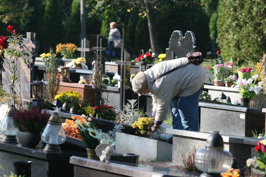 Wszystkich Świętych 2014: Porządki na cmentarzu przy Murckowskiej w Katowicach [ZDJĘCIA]