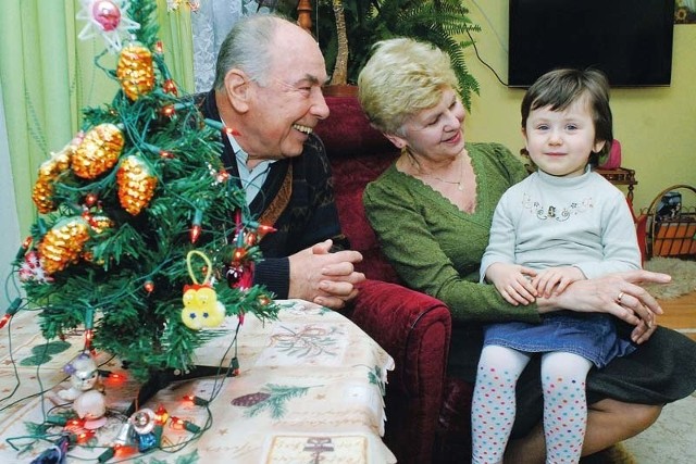 Maria i Witold Liszewscy z wnuczką Paulinką. &#8211; Tyle radości wnosi w nasze codzienne życie. I święta z takim dzieckiem są zupełnie inne &#8211; mówią. 