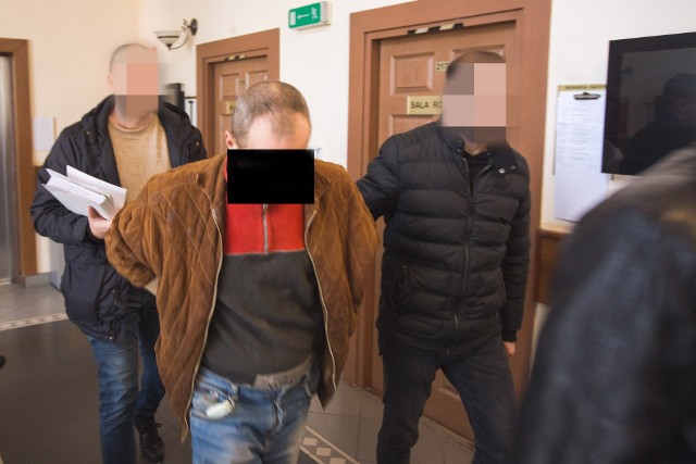 Doprowadzenia podejrzanych do Sądu Rejonowego w Słupsku w sprawie zabójstwa w Szczypkowicach