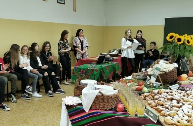 Warsztaty kulinarne prowadzą uczniowie Zespołu Szk&oacute;ł w Szydłowcu.