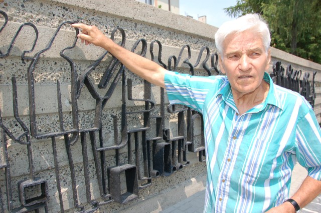 Ryszard Lis wiele lat zabiegał o to, aby plac, na którym stoi pomnik I transportu nosił nazwę Więźniów KL Auschwitz, a nie Oświęcimia. Jego staraniem z monumentu usunięto sylwetki kobiet i dzieci