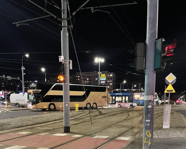 Do zdarzenia doszło na skrzyżowaniu ul. Bardzkiej z Armii Krajowej, po godz. 20:30.