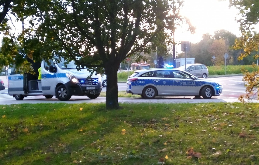 Lublin. Samochód osobowy potrącił rowerzystkę przy przejściu dla pieszych. Poszkodowana kobieta trafiła do szpitala