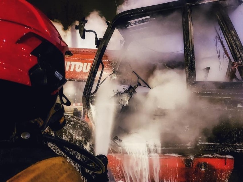 Pożar sprzętu budowlanego przy ul. Szosa Chełmińska w Toruniu. Ogień objął całą kabinę