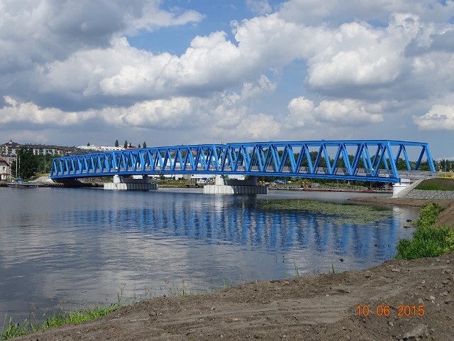 Most Brdowski niebawem będzie służył mieszkańcom SzczecinaKonstrukcja Mostu Brdowskiego składa się z trzech przęseł, które łącznie mają blisko 200 m długości. Znajdują się na nim dwa pasy drogowe oraz chodnik dla ruchu pieszego.