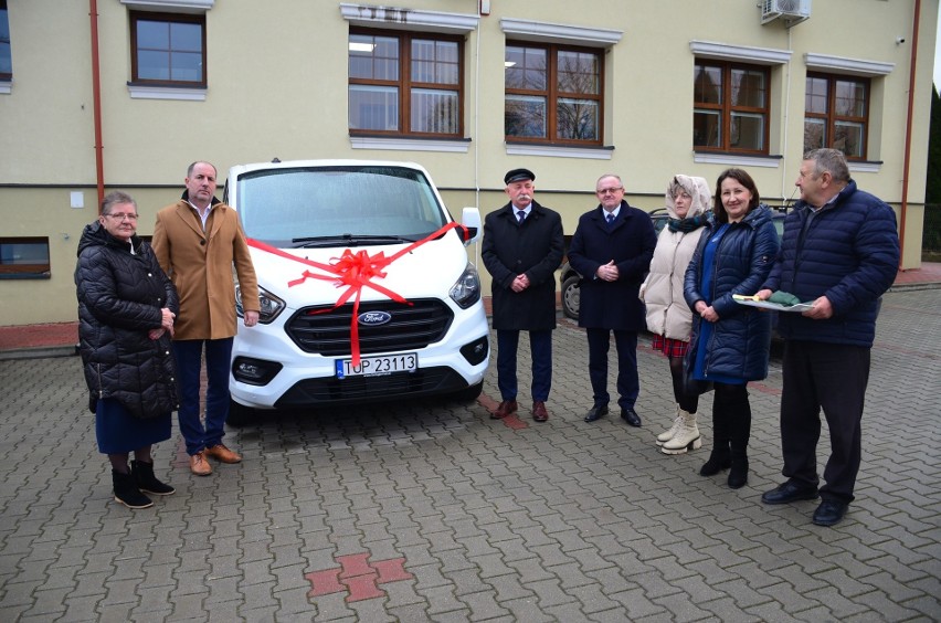 Nowy samochód ford transit na potrzeby Ośrodka Pomocy Społecznej i Klubu Senior + w Kurowie