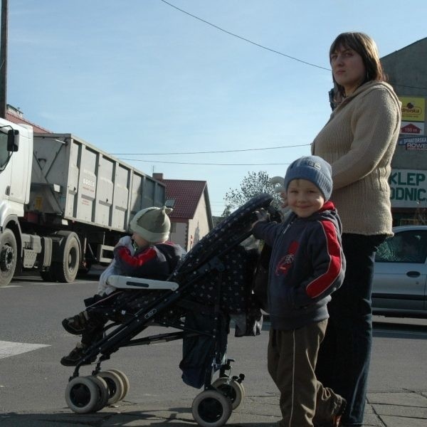 - Obwodnica jest potrzebna, bo strach przechodzić z dziećmi przez ulice w centrum Praszki - mówi mieszkanka miasta Patrycja Grzebiela, na zdjęciu z 4-letnim Bartoszem i 2-letnim Kacprem.