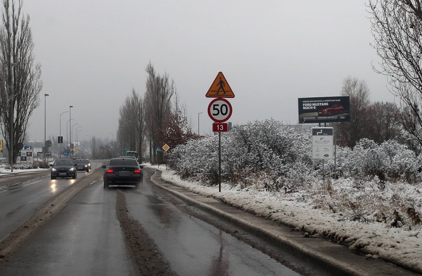 Śnieg na drogach Szczecina i regionu. Trzeba zachować szczególną ostrożność [WIDEO]