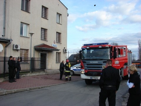 Pracownicy komendy otrzymali sygnał do ewakuacji. Do akcji gaśniczej wezwano zastęp Jednostki Ratowniczo-Gaśniczej Państwowej Straży Pożarnej z Lipska.