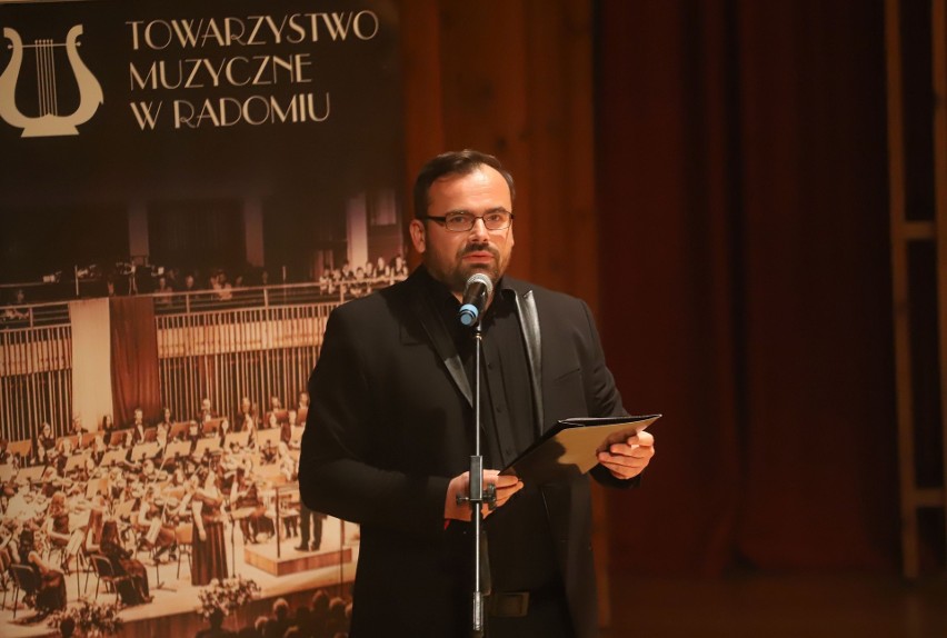 Witany brawami Marcin Wieczorek zagrał recital chopinowski.