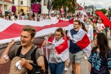 Białystok. W niedzielę ulicami miasta przeszedł marsz Białorusinów w rocznicę wyborów prezydenckich, które sfałszował Łukaszenka