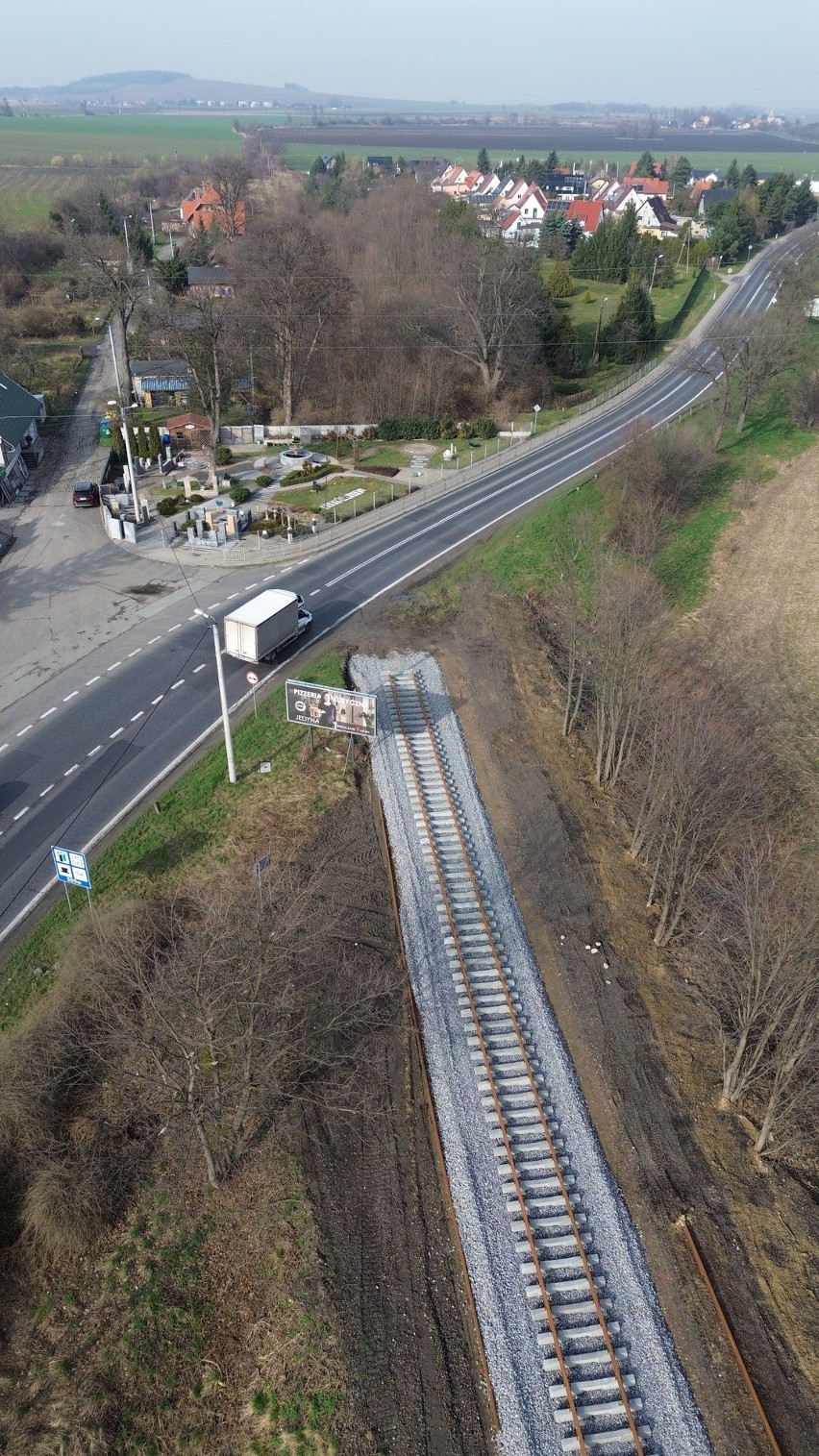 Trwają prace przy odbudowie linii kolejowej z Kobierzyc do...